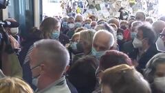 Peligrosas aglomeraciones durante la vacunación en Santiago