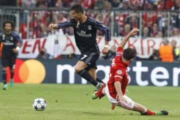Falta y expulsión por doble amarilla de Javi Martínez.