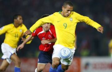 BRASIL - Luis Fabiano: El ariete brasileño le anotó en 5 oportunidades a la selección chilena.