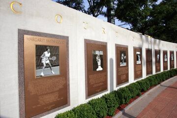 El Pasillo de los Campeones, o Court of Champions, como se denomina en inglés, es el lugar donde se honra a las más grandes figuras del US Open con un monumento permanente entre la entrada Sur del recinto y el jardín Arthur Ashe. Cada cierto tiempo se elige a una para ser destacada, con la condición de que haya ganado al menos una vez el torneo y que lleve un mínimo de tres años retirada. La última que fue incluida, la belga Kim Clijsters, en 2019, decidió reaparecer justo ese mismo año. 