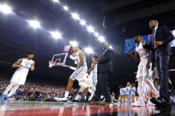 Joel Berry II, Nate Britt y Theo Pinsoncelebran el triple de Marcus Paige que empataba el partido para Carolina del Norte.