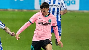 Jota Peleteiro of CD Alaves and Pedri Gonzalez of FC Barcelona during the spanish league, LaLiga, football match played between CD Alaves v FC Barcelona at Mendizorroza Stadium on October 31, 2020 in Vitoria, Spain.  AFP7  31/10/2020 ONLY FOR USE IN SPAIN