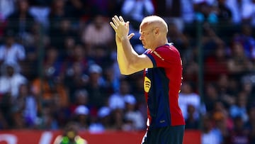 MEX9728. TOLUCA (MÉXICO), 13/04/2025.- Andrés Iniesta del Barcelona saluda este domingo, durante el Juego de Leyendas contra Real Madrid en el estadio Nemesio Diez, en la ciudad de Toluca (México). EFE/ Felipe Gutiérrez