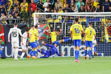 David Gil, en el suelo, y Luis Hernández no pueden evitar el remate de Karim Benzema. Gran ocasión del nueve blanco al mandar el balón al larguero del conjunto amarillo.
