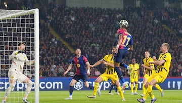 Se juntó el trío de ataque para fabricar el segundo. Lamine puso el centro, Raphinha cabeceó al segundo palo y el polaco la empujó.