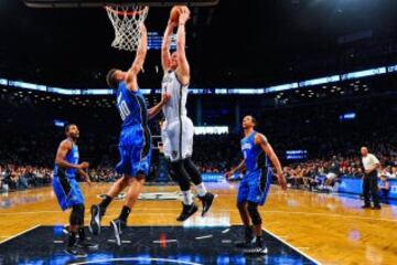 Mason Plumlee, un campeón del mundo que se eleva para machacar el aro de los Magic.