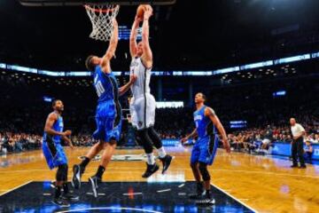 Mason Plumlee, un campeón del mundo que se eleva para machacar el aro de los Magic.