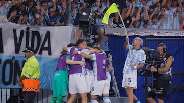 AMDEP2812. AVELLANEDA (ARGENTINA), 20/02/2025.- Jugadores de Racing celebran un gol de Adrián Martínez este jueves, en el partido de ida de la Recopa Sudamericana entre Racing y Botafogo en el estadio Presidente Perón en Avellaneda (Argentina). EFE/ Juan Ignacio Roncoroni