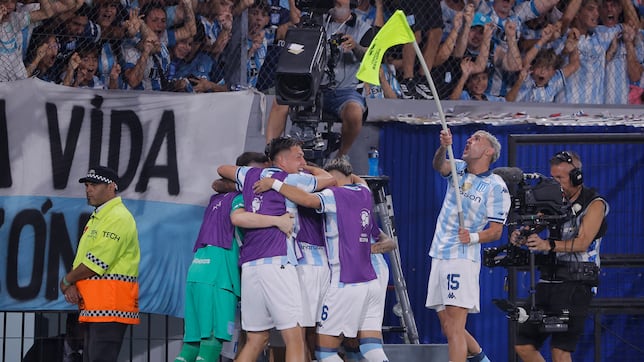 Racing golpea con fuerza