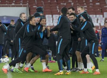 Último entrenamiento del Barcelona antes del partido de Champions League de octavos de final frente al Arsenal 