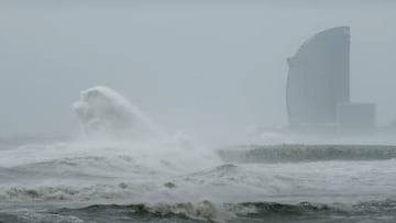 Olas de temporal rompen con fuerza frente al hotel W en Barcelona. 