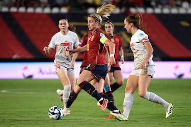 Alexia Putellas entre Smilla Vallotto y Lia Walti.