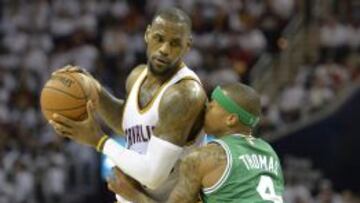 COLOSO. Isaiah Thomas intenta parar a LeBron James.