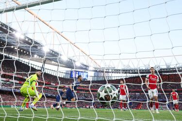 0-1. Avanza Ousmane Dembélé y se apoya en la banda derecha con Khvicha Kvaratskhelia. El georgiano se enfrenta a dos rivales en el área de los gunners, da un pase atrás en donde llega el mosquito, que la pega con la izquierda y de primeras, para mandar el balón ajustado al palo izquierdo de David Raya y anotar el primer tanto para los parisinos.