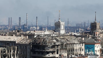 A view shows a plant of Azovstal Iron and Steel Works company behind buildings damaged in the course of Ukraine-Russia conflict in the southern port city of Mariupol, Ukraine April 7, 2022. REUTERS/Alexander Ermochenko