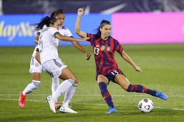 Alex Morgan takes a shot against Mexico