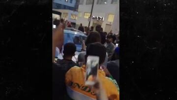 Se les ha ido de las manos: ¡fans de McGregor asaltan el coche y a la seguridad de Mayweather!