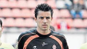 <b>¿SE QUEDARÁ? </b>Roberto, instantes antes de comenzar un partido del Sporting de esta temporada.