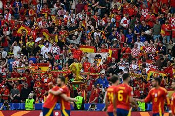 Los jugadores de la Selección celebran su triunfo ante Croacia frente a los aficionados españoles.