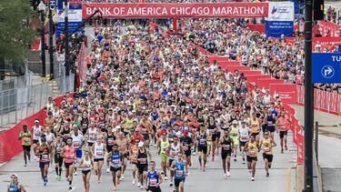Chicago (United States), 10/10/2021.- Runners take off from the start line during the 43rd running of the Bank of America Chicago Marathon in Chicago, Illinois, USA, 10 October 2021. 35,000 participants were expected for the event according to race organi