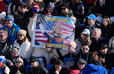 Aficionados estadounidenses muestran una pancarta de apoyo a Lindsey Vonn.