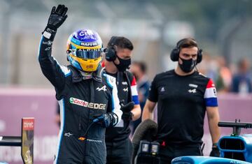 Alonso saluda a la grada en Le Mans tras su exhibición.