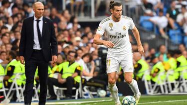 (FILES) In this file photo taken on August 24, 2019 Real Madrid's French coach Zinedine Zidane (L) looks at Real Madrid's Welsh forward Gareth Bale (R) during the Spanish League football match between Real Madrid and Real Valladolid at the Santiago Bernab