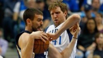 Marc Gasol ante Dirk Nowitzki.