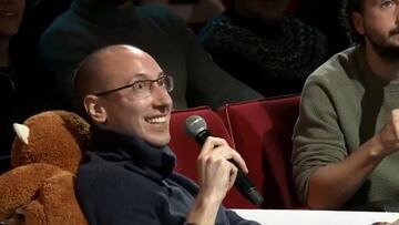 La emotiva historia de Adrián, espectador de ‘La Revuelta’: “Te invitamos todas las semanas”