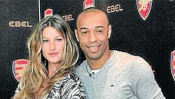 <b>MEDIÁTICO. </b>Thierry Henry posa junto a la modelo Giselle Bundchen, el martes.