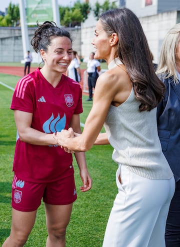 Doña Letizia saluda afectuosamente a la capitana de la Selección, Ivana Andrés. 