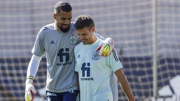 Robert S&aacute;nchez, junto a otro destacado jugador de la Premier, C&eacute;sar Azpilicueta, capit&aacute;n del Chelsea.