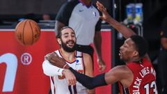 Ricky Rubio realiza un pase ante Bam Adebayo durante el Phoenix Suns-Miami Heat.