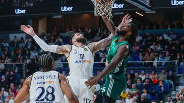 Mathias Lessort, pívot del Panathinaikos, culmina una alley-oop ante la oposición de Vincent Poirier, del Real Madrid.