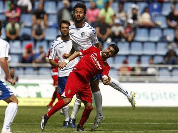 Angel disputa un balón en un Tenerife-Zaragoza de la temporada pasada.