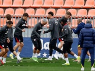 Koke, Le Normand, Griezmann y Sorloth, entre otros, escuchan las órdenes de Luis Piñedo en el Cerro.