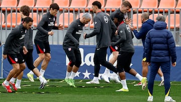 Koke, Le Normand, Griezmann y Sorloth, entre otros, escuchan las órdenes de Luis Piñedo en el Cerro.