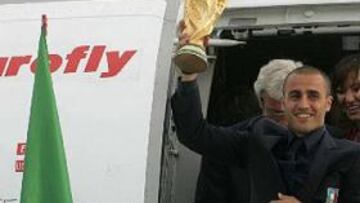 <b>YA ESTÁN EN CASA.</b> Cannavaro encabeza la expedicción 'azzurra' campeona del mundo.