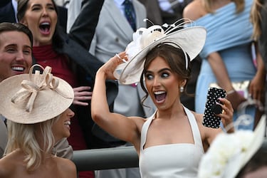 El Aintree Grand National es la carrera ecuestre de obstáculos más importante del Reino Unido. Hoy se celebra el Ladies Day, donde los sombreros y el glamour se convierten en los protagonistas.