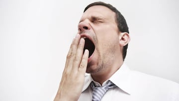 Un hombre bostezando