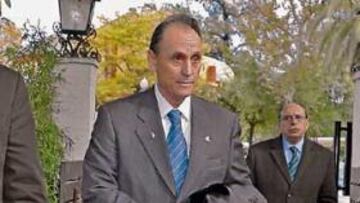 <b>SATISFECHO. </b>Ruiz de Lopera se reunió con todo el grupo de jugadores en el Restaurante La Raza.