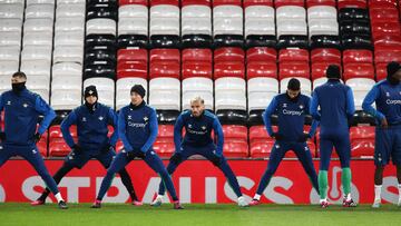 Varios jugadores del Betis, durante la sesión en Old Trafford.