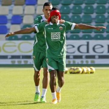 El Elche no puede ceder más puntos en casa para salir cuanto antes de la zona caliente de la tabla. Afición y plantilla, unidos hacia la permanencia.