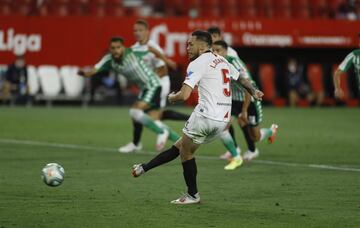 Ocampos anot¨® el 1-0 de penalti.