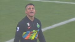 ¡Qué cerca! El palo impidió un golazo de Alexis en Italia