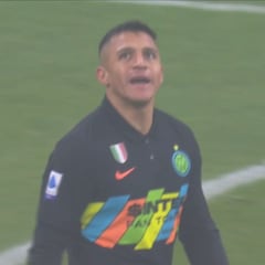 ¡Qué cerca! El palo impidió un golazo de Alexis en Italia
