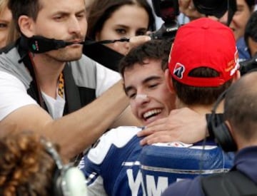 Firmó con Repsol Honda para competir en MotoGP. Ganó su tercer mundial tras la carrera del Gran Premio de Valencia. En la imagen, Márquez es felicitado por Jorge Lorenzo tras ganar su primer mundial en MotoGP. 