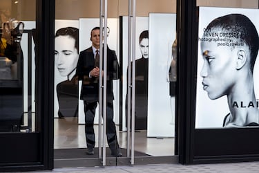 Alaïa es una icónica casa de moda fundada por el diseñador Azzedine Alaïa, nacido en Túnez en 1940 y fallecido en París en 2017. 
Desde sus inicios en París en los años 50, trabajó con grandes casas como Dior y Guy Laroche, perfeccionando su técnica antes de lanzar su propia marca en los 70. En los 80, Alaïa se convirtió en un referente mundial, conocido como el "Rey del Cling", por su habilidad para crear prendas ajustadas al cuerpo. Azzedine Alaïa no seguía el calendario tradicional de la moda; presentaba sus colecciones solo cuando estaban completamente terminadas y perfectas. Su legado sigue vivo a través de Maison Alaïa, que continúa con su compromiso con la calidad y el diseño atemporal.