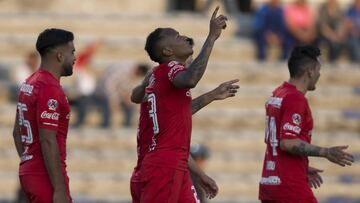 El equipo escarlata doblegó a los licántropos gracias al doblete de Luis Quiñones, para así aprovechar el tropiezo de Santos para tomar la punta de la tabla.