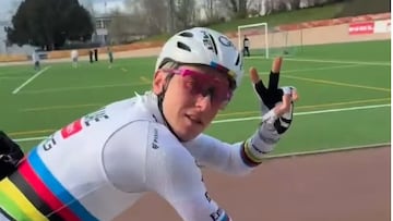 El ciclista esloveno Tadej Pogacar sonríe en el Velódromo André Petrieux tras reconocer la París-Roubaix